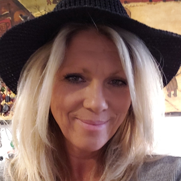 Meet your Posher, Crystal - Picture 1 of 1